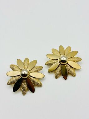 Vintage Sarah Coventry Gold-Tone Flower Clip-On Earrings – 1960s–70s